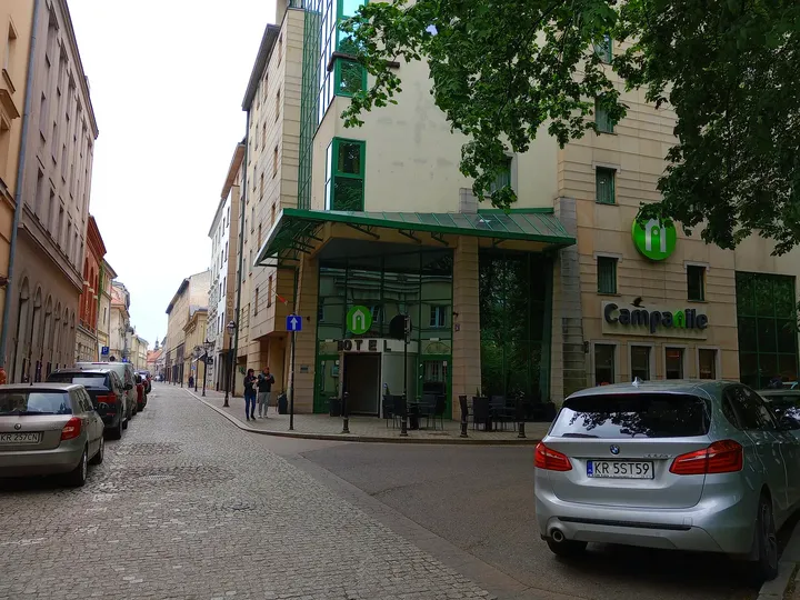 Townhouses beside a junction at Świętego Tomasza Street
