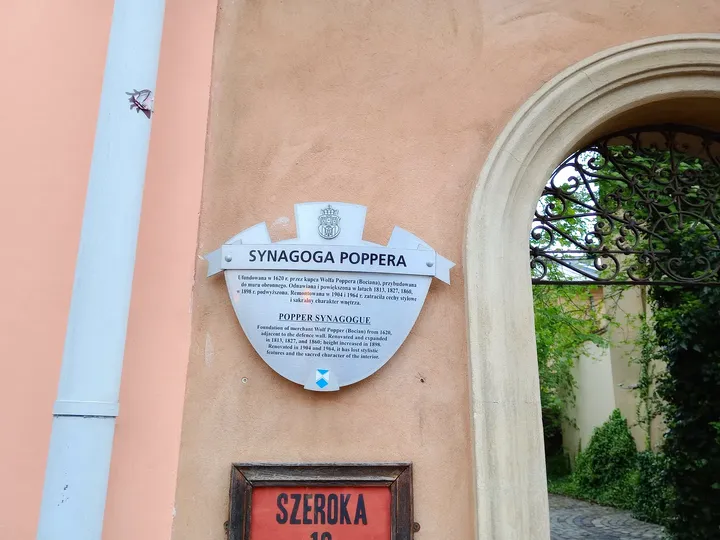 Commemorative detail on the wall at Szeroka Street