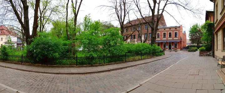Curve of the green space beside the paving at Szeroka Street