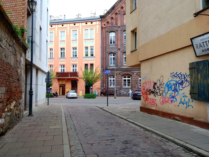 Narrow approach between the frontages at Szeroka Street