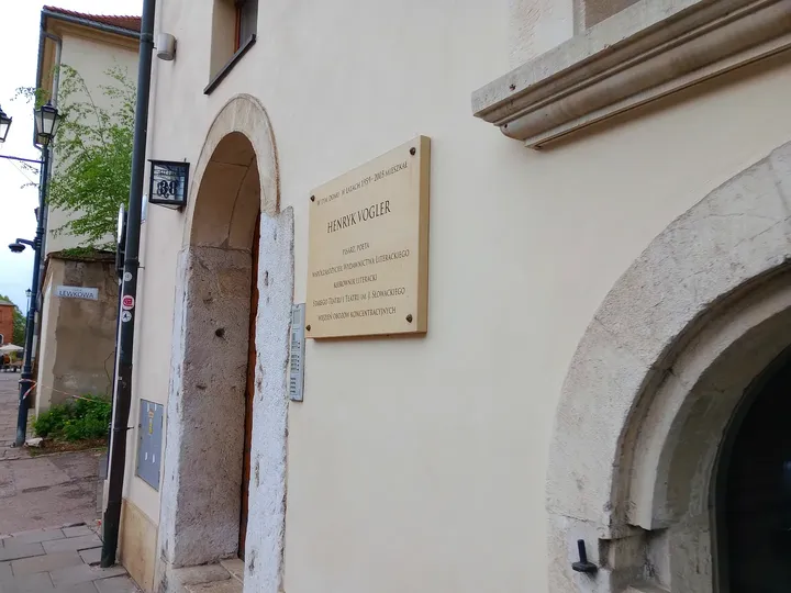 Plaque beside an arched doorway at Szeroka Street