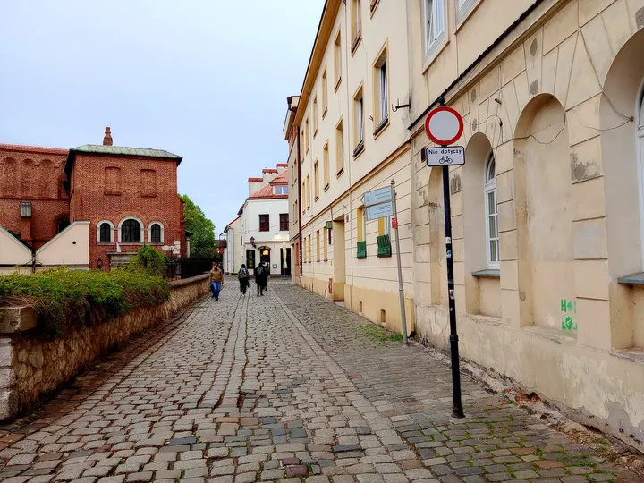 Cobbled approach towards the synagogue at Szeroka Street