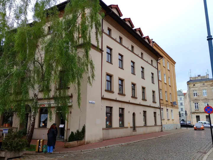 Upper windows along the street at Szeroka Street