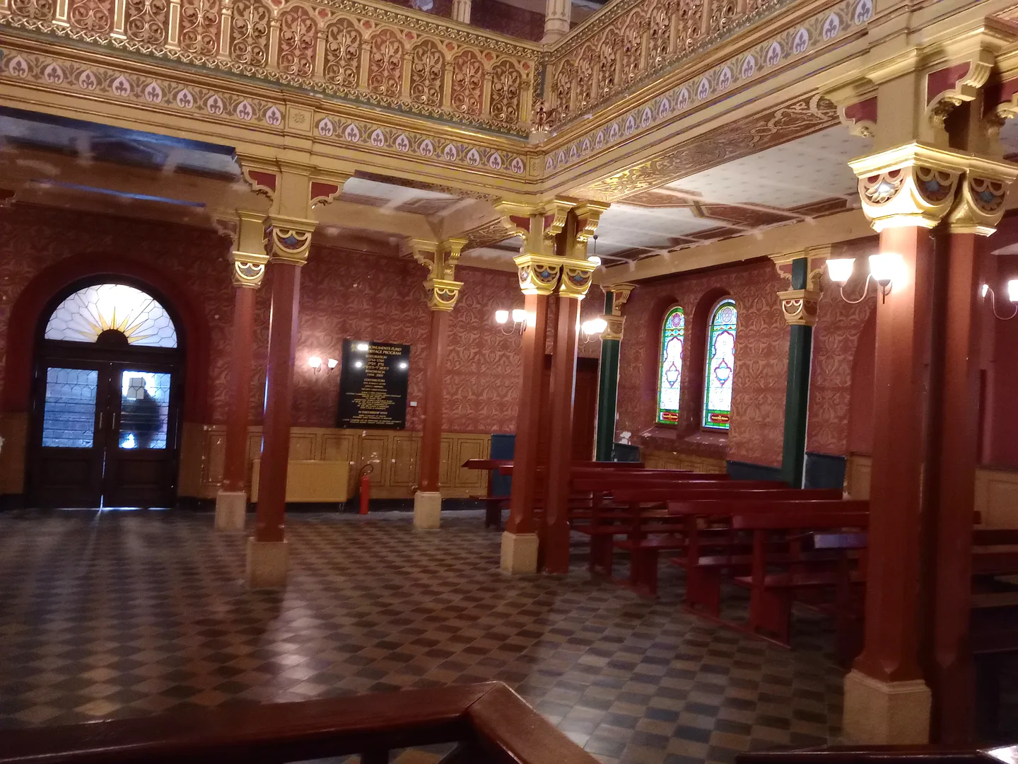 Prayer hall and upper gallery at Tempel Synagogue