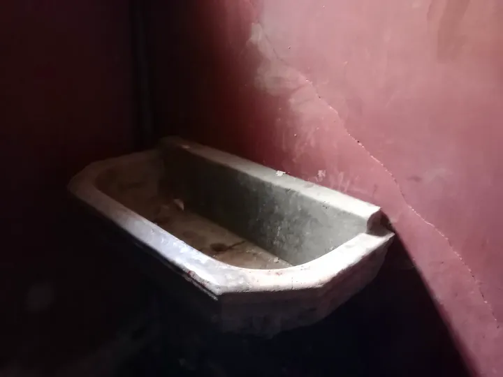 Small stone basin at Tempel Synagogue