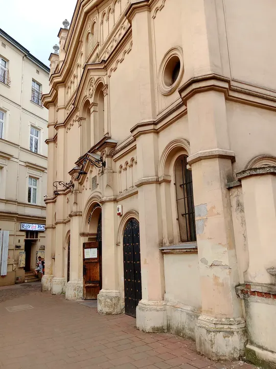 Stonework around the main entrance at Tempel Synagogue