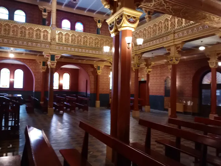 Benches and gallery supports at Tempel Synagogue