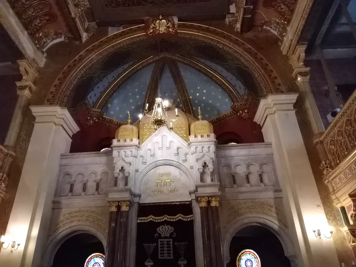 Arches above the Torah ark at Tempel Synagogue