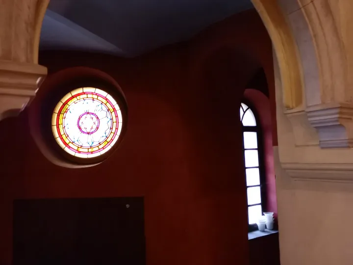 Round stained glass window at Tempel Synagogue