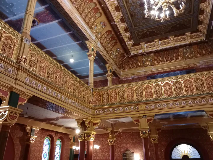 Ceiling and balcony decoration at Tempel Synagogue