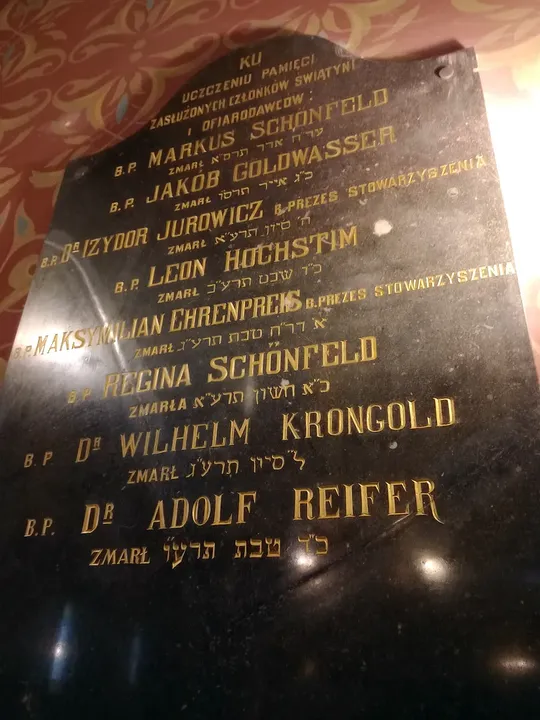 Commemorative plaque inside at Tempel Synagogue