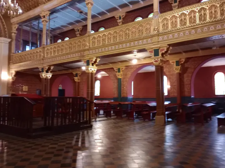 Wide view across the prayer hall at Tempel Synagogue