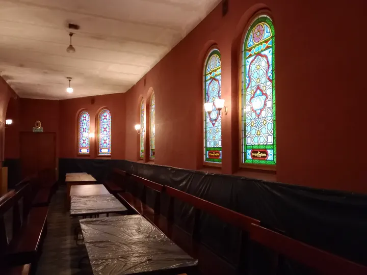 Side room with stained glass windows at Tempel Synagogue