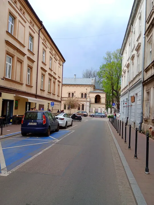 Street approach to the synagogue at Tempel Synagogue