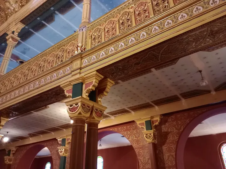 Decorated gallery above the prayer room at Tempel Synagogue