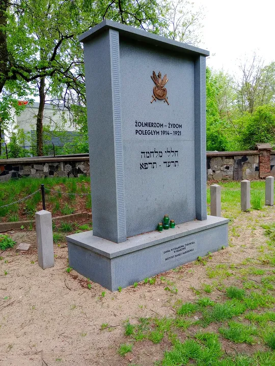 Memorial viewed from the path at War Cemetery No. 387, Kraków