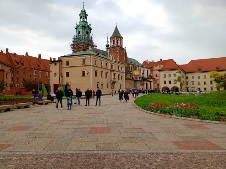 A wider view of the cathedral and the open space in front of it on Wawel Hill in Kraków