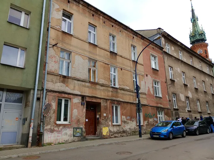 Townhouse fronts across the street at Węgierska Street