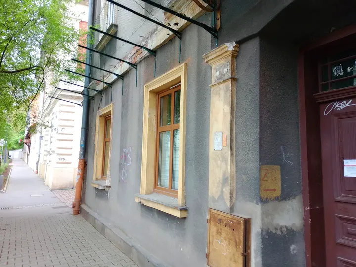 A doorway beneath the overhanging façade at Węgierska Street