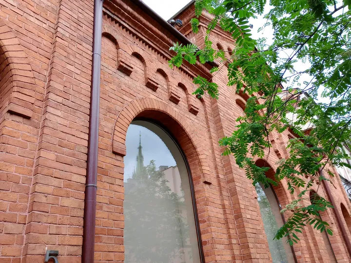 Decorative brick arches above the windows at Węgierska Street