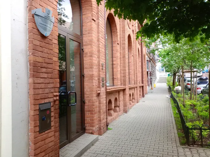 The narrow pavement beside the wall at Węgierska Street