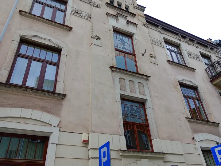The courtyard-side lower building at Węgierska Street