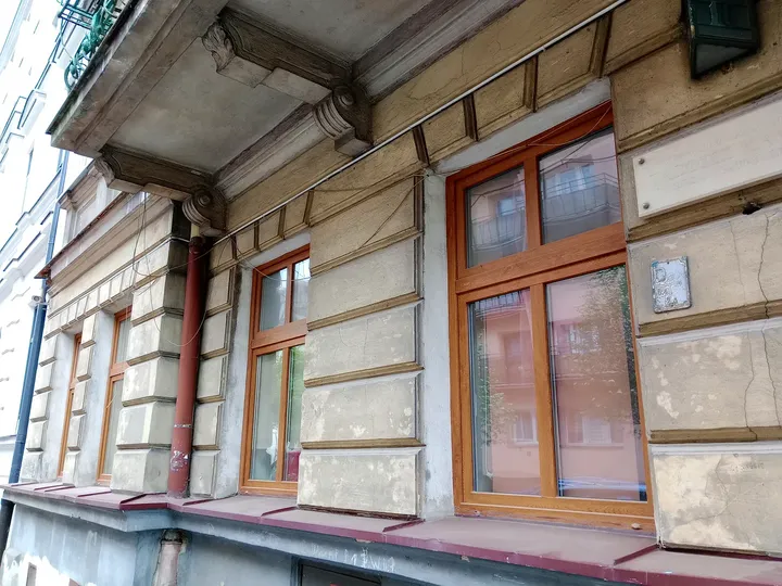 Timber windows above the pavement at Węgierska Street