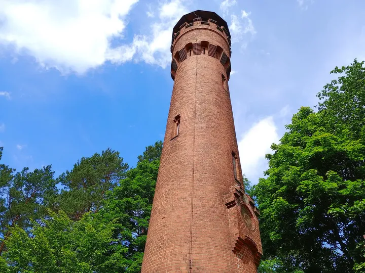The tower’s round shaft and upper lookout at Wilkanowo observation tower