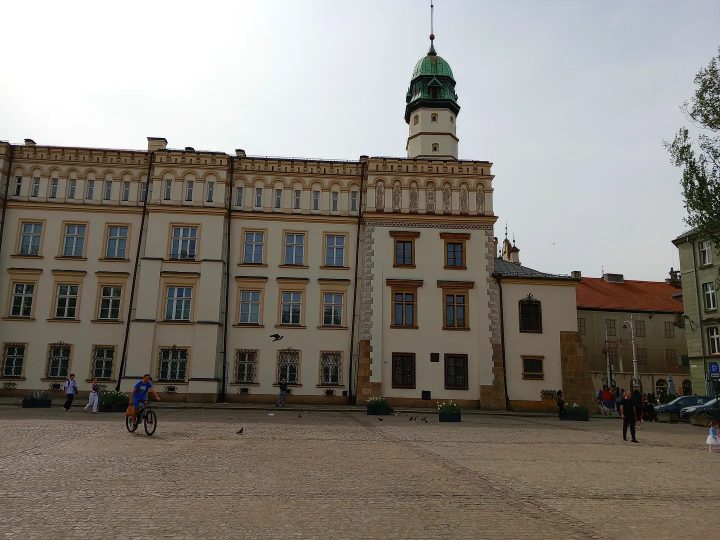 The town hall’s long façade at Wolnica Square