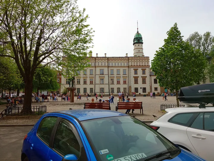 The town hall beyond parked cars at Wolnica Square