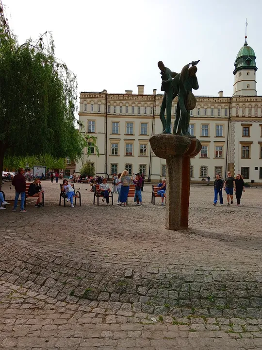 The fountain sculpture in front of the town hall at Wolnica Square