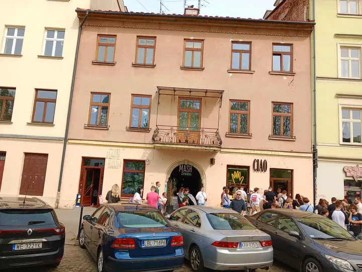 A pastel townhouse at the square’s edge at Wolnica Square