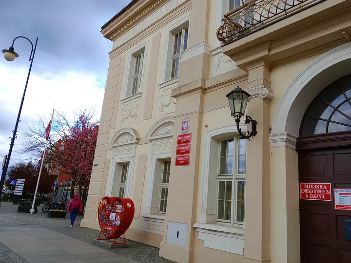 The entrance beside the street at Żagań Municipal Office