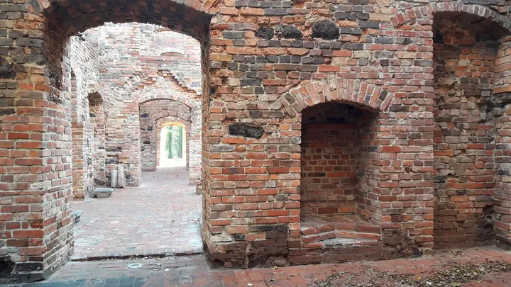 Open brick walls and an arched opening in a November 2018 photograph in Zatonie Ducal Park