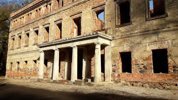 An earlier photograph of the palace façade in Zatonie Ducal Park